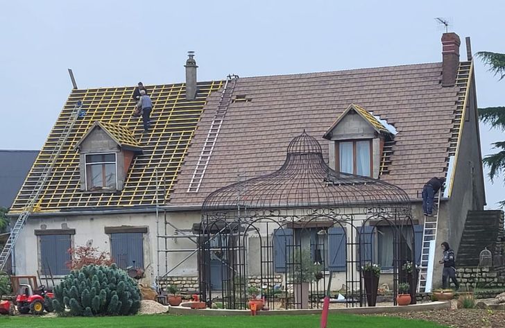 Chantier de rénovation de toiture sur un pavillon dans l'Essonne, écran sous-toiture et liteaux posés avant la pose des tuiles — TG Couverture, couvreur 91