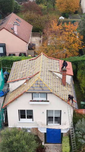 Vue aérienne d'une toiture rénovée sur un pavillon dans l'Essonne — rénovation toiture 91, TG Couverture